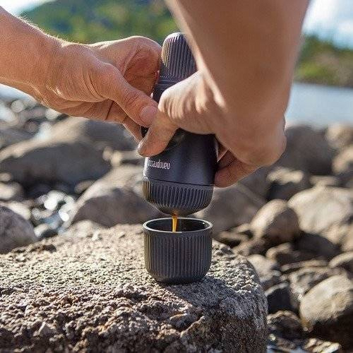 Portable travel coffee maker Wacaco Nanopresso with case - Black.